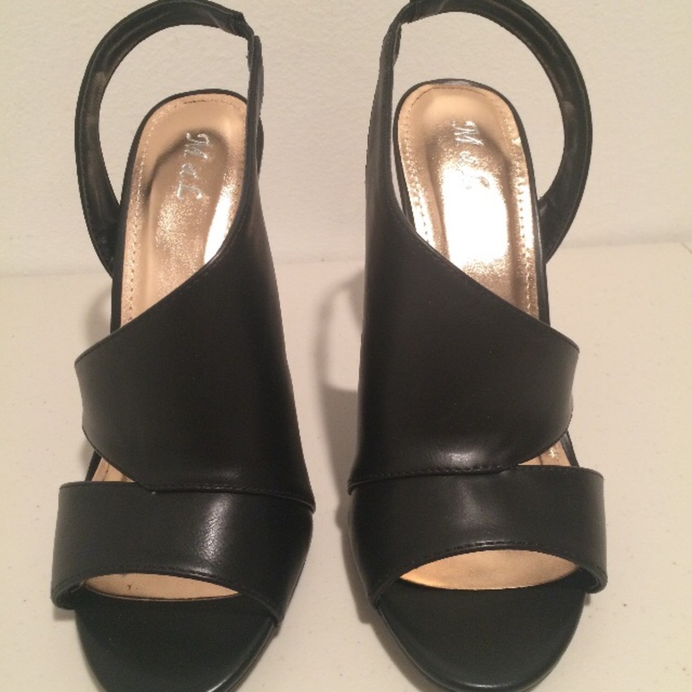 Black Pumps - Picture 2 of 3